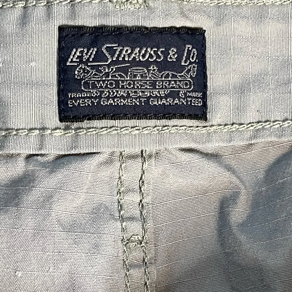 Men’s Levi Strauss & Co gray cargo jorts‎ size 42
